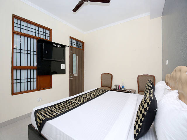 OYO 12745 Hotel Red House
