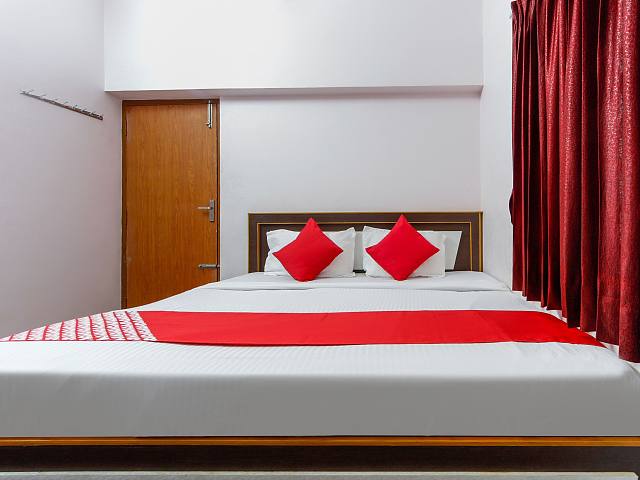 OYO 62942 The L I T Hotel